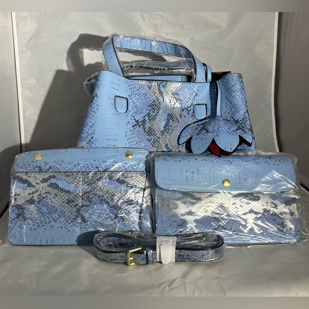 NWOT BLUE / SILVER SNAKE DESIGN HANDBAG